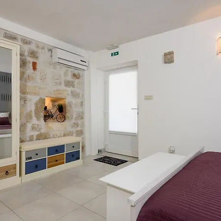 Studio Tironi 2 -sonja Trogir
